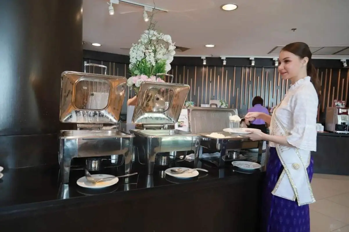 ยินดีต้อนรับสาวงามผู้เป็นดั่งฑูตวัฒนธรรมไทยอเมริกา วางใจใช้บริการห้องพักที่วังจันทน์ ริเวอร์วิว